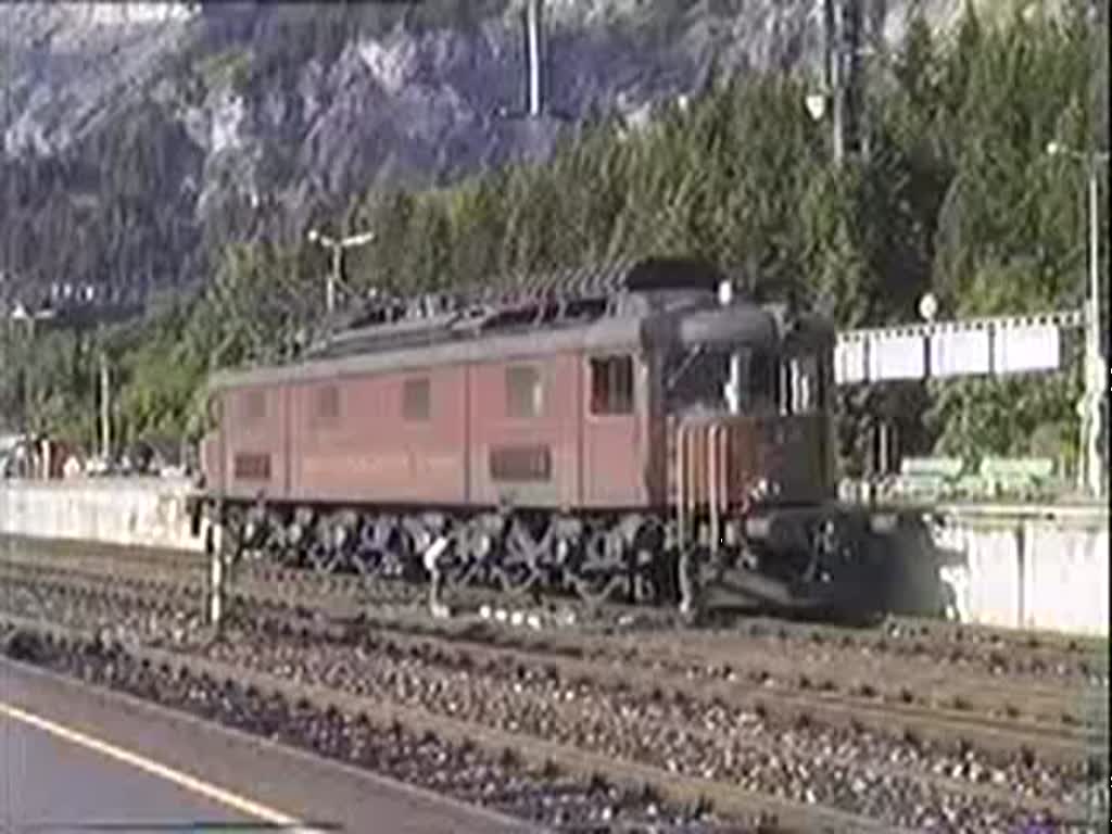 Ae 6/8 205 der BLS am 10. September 1993 mit Abraumzgen unterwegs auf der Ltschberg-Nordrampe.