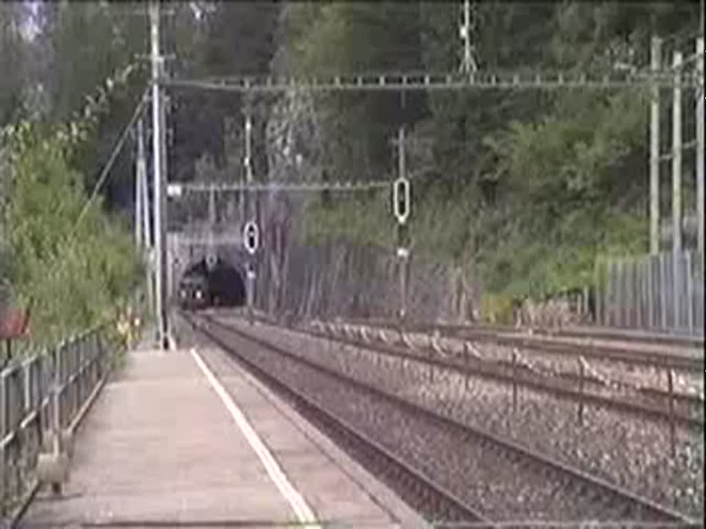 Ae 8/8 274 der BLS bei Talfahrt mit einem Gterzug auf der Ltschberg-Nordrampe im Bahnhof Blausee-Mitholz am 10. September 1993.