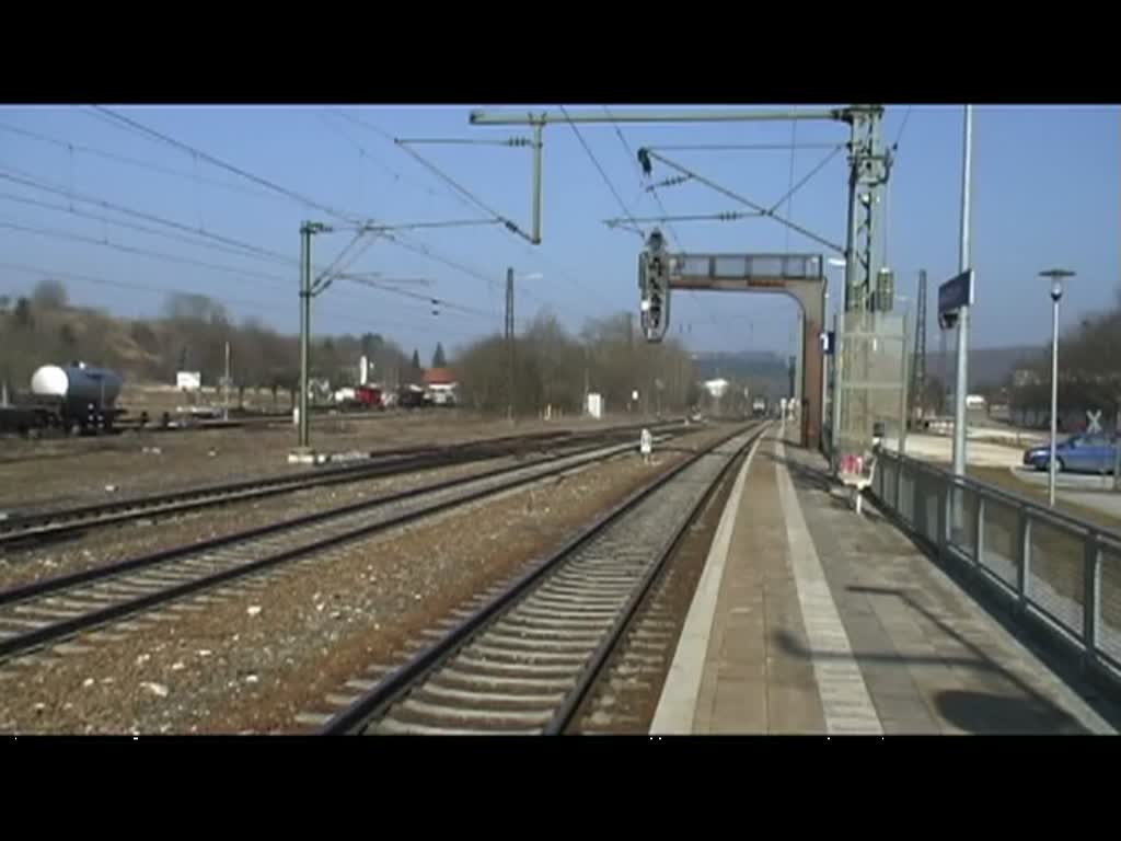 Aktueller Bahnbetrieb - Am 05.03.2011 hat 185 571-7 mit ihrem  Kistenzug die Geislinger Steige hinter sich gelassen als sie den Bahnhof von Amsteten durchfhrt. Sie brauchte fr ihre Last Untersttzung von 151 145-0 die hier den Zug verlsst und nach Geislingen zurckkehren wird.