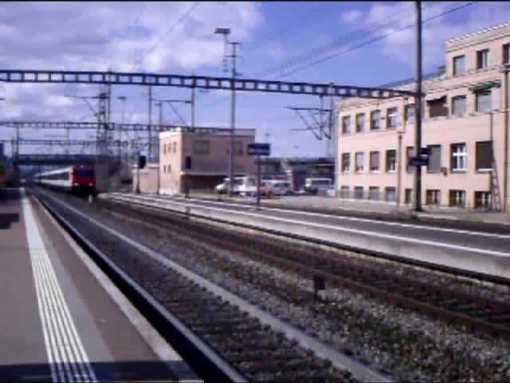 Als eine  knappe Angelegenheit  kann man dieses Video durchaus bezeichnen. EW IV-Pendelzug, geschoben von Re 460, rauscht durch Muttenz, genau im richtigen Moment fhrt die S1 nach Basel SBB (RBDe 560) ins Bild. 18.03.08