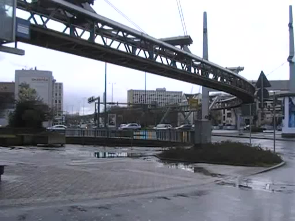 Alter Markt in Wuppertal. Hier fhrt die Bahn auf einer Lnge von 120 Metern  freischwebend , also ohne sichtbare Sttzpfeiler. Die Sttzfunktion bernehmen zwei Pylonenpaare. 21.3.2008