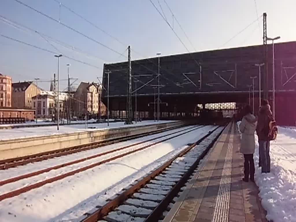 Am 02.03.13 hatte die Lbauer 52 8080-5 ihre letzte Fahrt nach Chemnitz, hier die Ausfahrt in Chemnitz Hbf.Man beachte die Schublok 112 331-4.