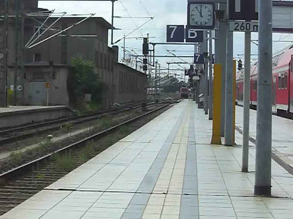 Am 03.08.09 fhrt ein IC in Sandwich-Bespannung in den Magdeburger Hbf ein.  Meinen verbalen Ausrutscher bitte ich zu entschuldigen. 