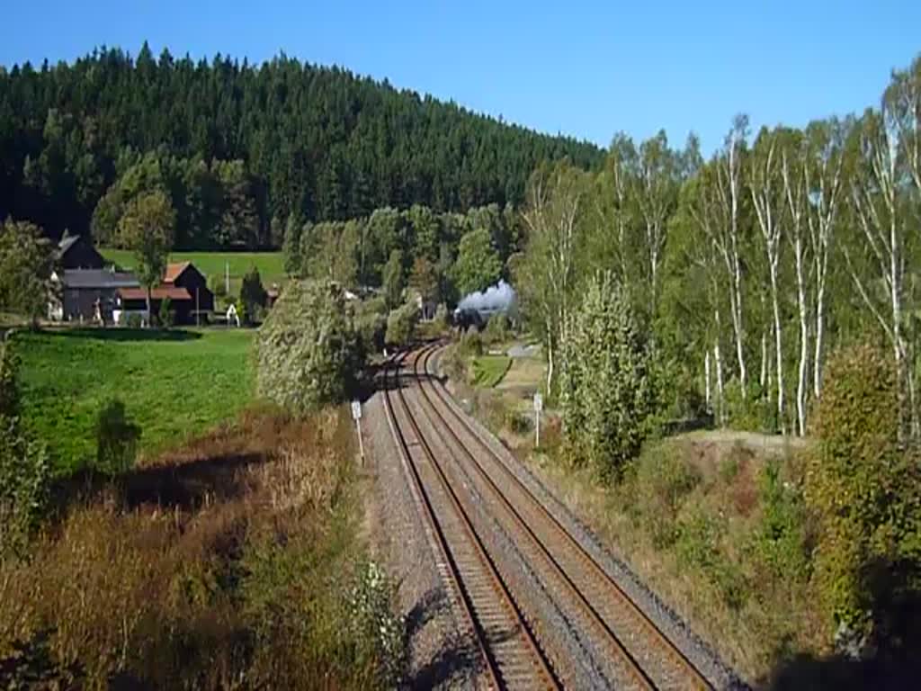 Am 03.10.13 fuhr der Elstertal-Express mit 41 1144 wieder von Gera nach Cheb und zurck. Hier zusehen in Rebersreuth. 