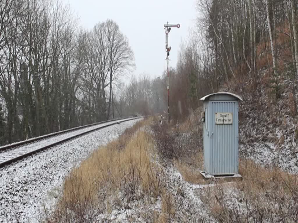 Am 03.12.17 gab es einen Weihnachtssonderzug nach Thüringen der IG Dampflok Nossen e.V. Der Zug fuhr von Nossen - Döbeln - Gera nach Saalfeld in Thüringen und der erste Schnee fiel auch im Flachland. Gefahren wurde mit 201 101-3 und 232 601-5 der WFL. Ab Gera war dann die 232 601-5 die Zuglok. Hier ist diese zu sehen in der Ausfahrt von Pößneck oberer Bahnhof.