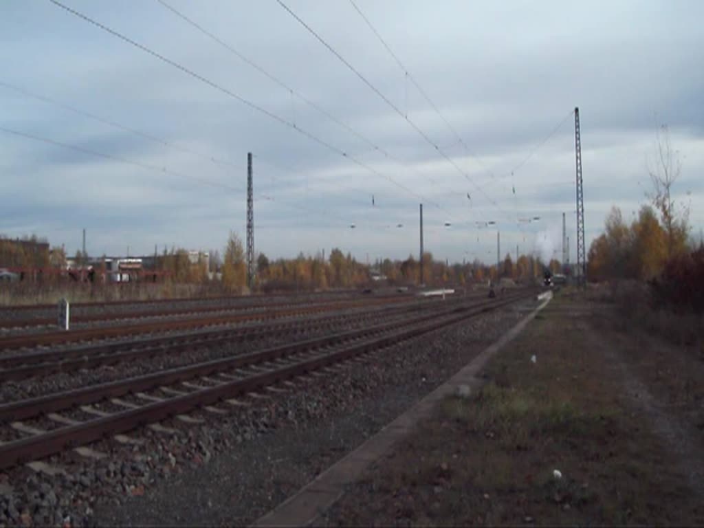 Am 04.11.2011 verlsst 18 201 mit einen Sonderzug am Haken den Zwickauer Hauptbahnhof mit Ziel Mnchen.