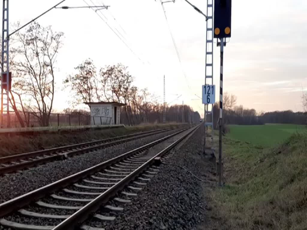 Am 05. Januar 2020 15:50 fuhr die Werbelok 145 026 mit der Aufschrift  120 Jahre Rügensche Bäderbahn - Rasender Roland  auf der Strecke Roßlau-Kohlfurt/Wegliniec in Richtung Senftenberg. Hier am KM 121,6, also an der ehemaligen Haltestelle Kahla. Im Schlepp 112 Achsen Containerwagen für Hackschnitzel von Innofreigth. 