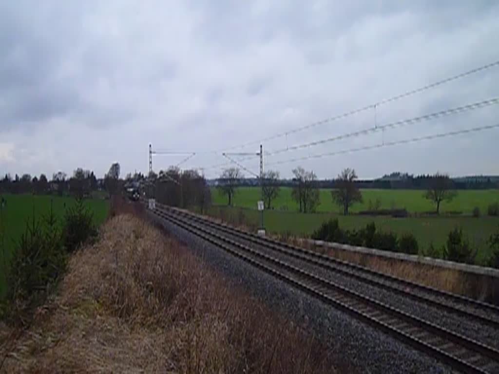 Am 05.12.13 fand die Einweihung der Elektrifizierten Strecke Plauen/V.-Hof statt. Zum Anlass fuhren die E 44 044 und 243 005, hier an der Schöpsdrehe in Plauen/V. Ein Gruß an das freundliche Personal!