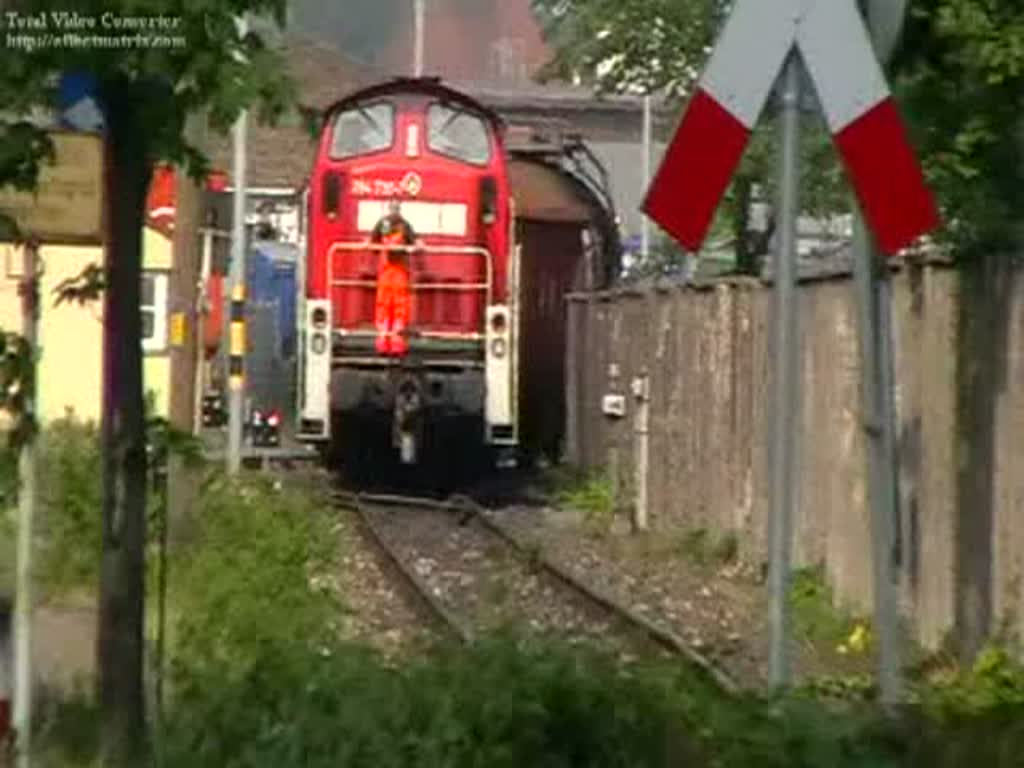 Am 06.06.2008 wurde 294 730-7 bei der Rckfahrt vom Kaiserwrthhafen Ludwigshafen/Rh. am B der Giuliniwerke beobachten.
Nach dem Pfeifen sperrt der Pfrtner der Giuliniwerke den B.