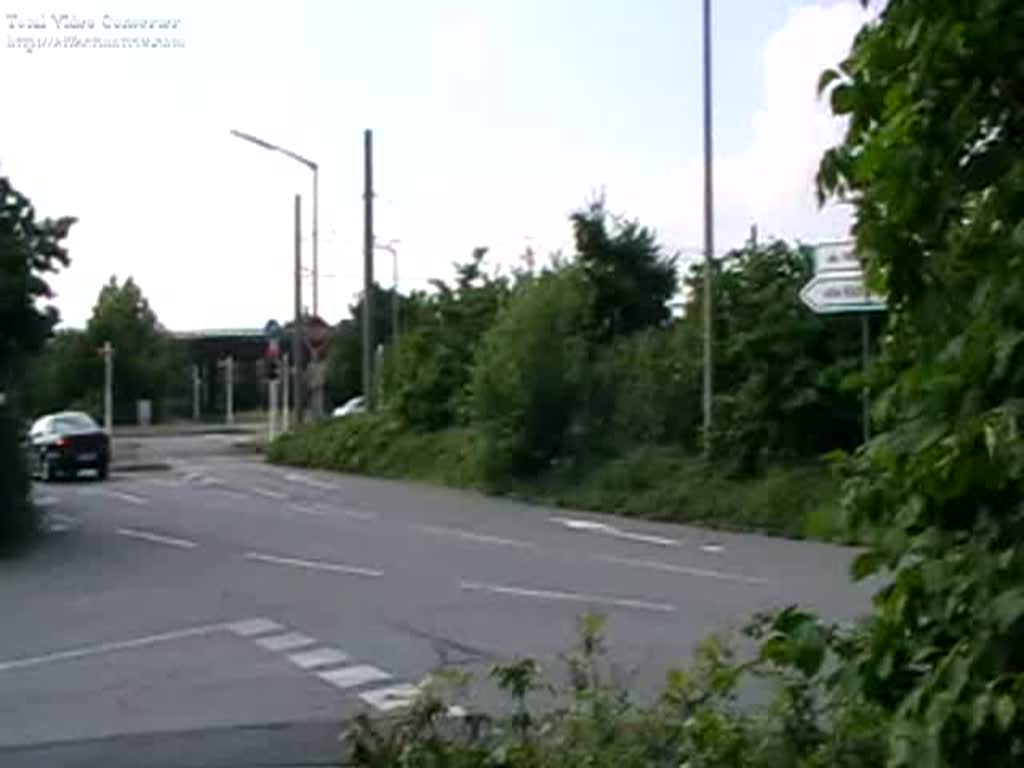 Am 06.06.2008 wurde die Mannheimer 294 730-7 bei der Rckfahrt vom Kaiserwrth Hafen in Richtung Ludwigshafen Gterbahnhof in der Giulinistrae beobachtet.
An diesem B muss vorher gehalten werden um die Ampelanlage fr die Autos sowie fr die Straenbahn auf Rot umzustellen.