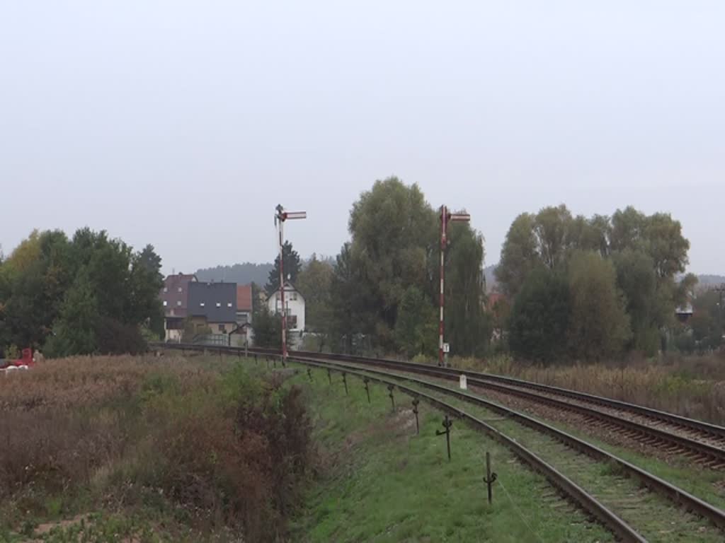 Am 08.-09.10.22 fand in Lužná u Rakovníka ein Sergej Treffen statt. Zu Gast war auch die slovakische T 679 1312.
Diese fuhr am 08.10.22 einen Güterzug von Krupa nach Nové Strašecí. Hier zu sehen bei der Ausfahrt in Krupa.