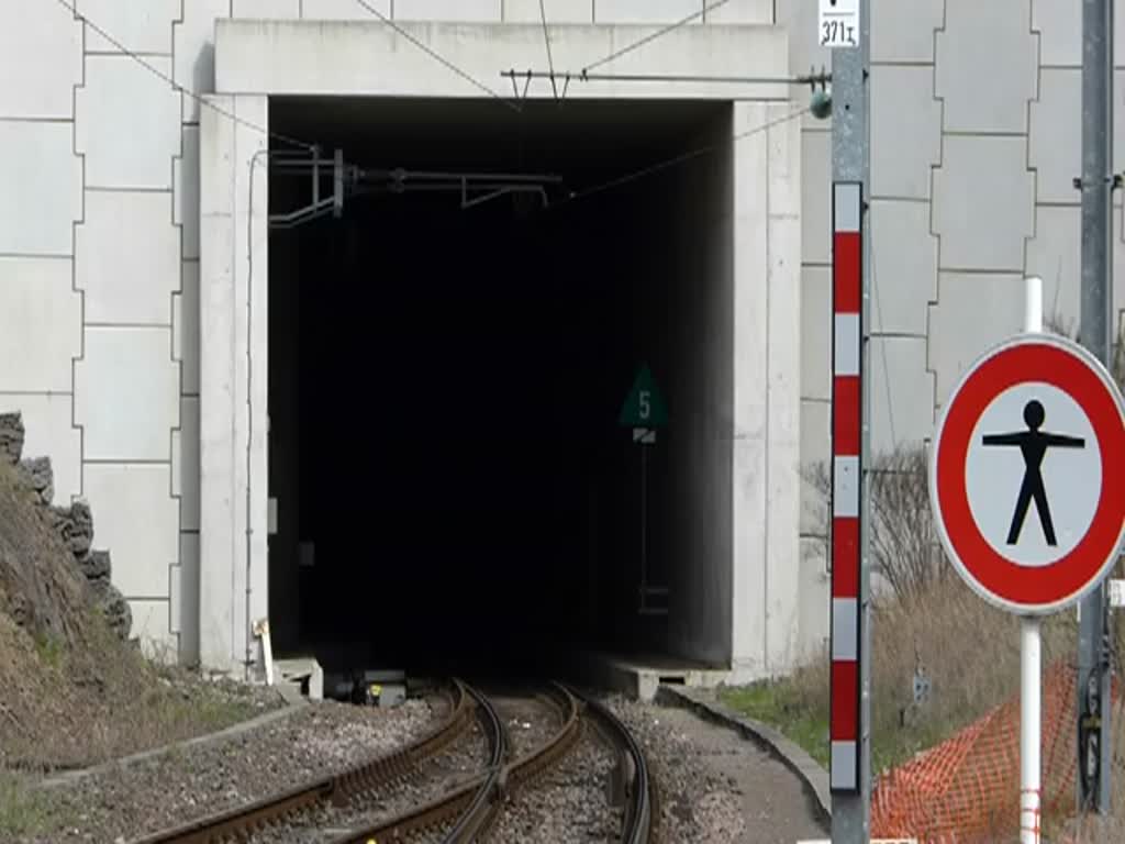 Am 08.04.2012 kommt die Wendezugkomposition mit Lok 4014 vorraus aus der Unterfhrung und fhrt in den Endbahnhof Wiltz ein.  