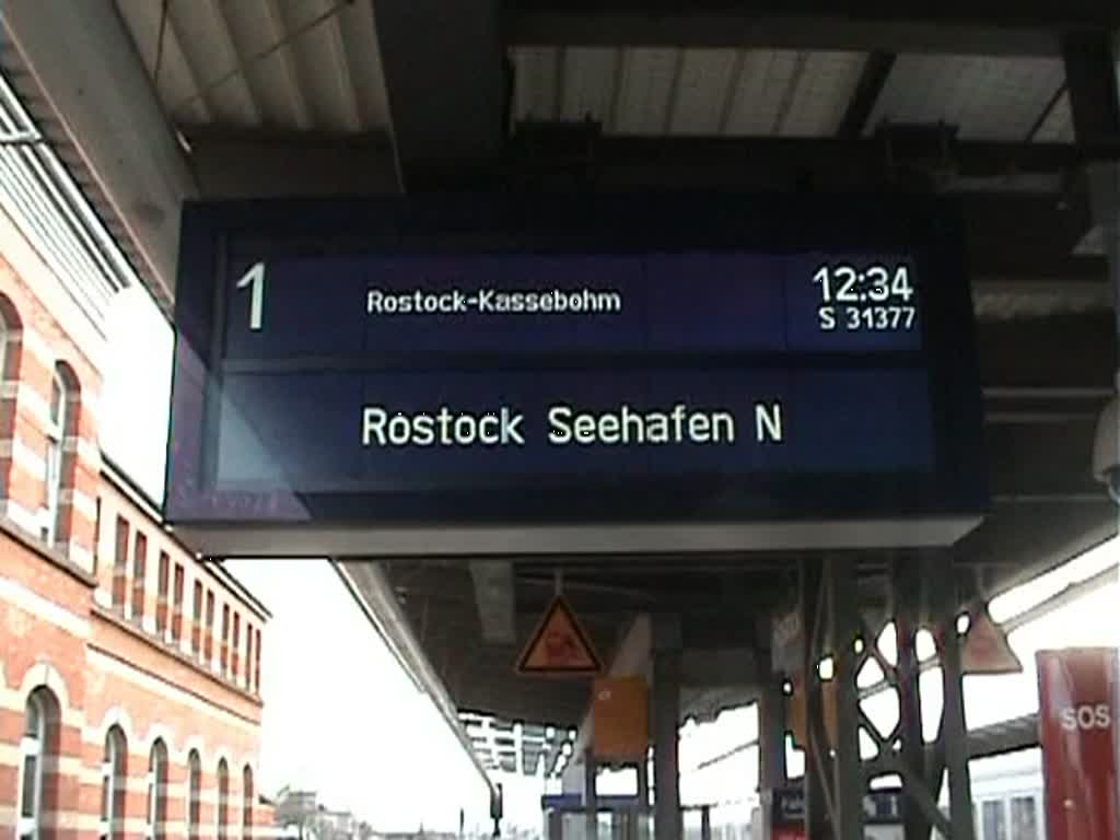 Am 09.20.2011 war Stadler GTW auf der S-Bahnlinie S3 nach Rostock Seehafen-Nord unterwegs. Hier einmal bei der Einfahrt in Rostock Hbf
09.02.2011