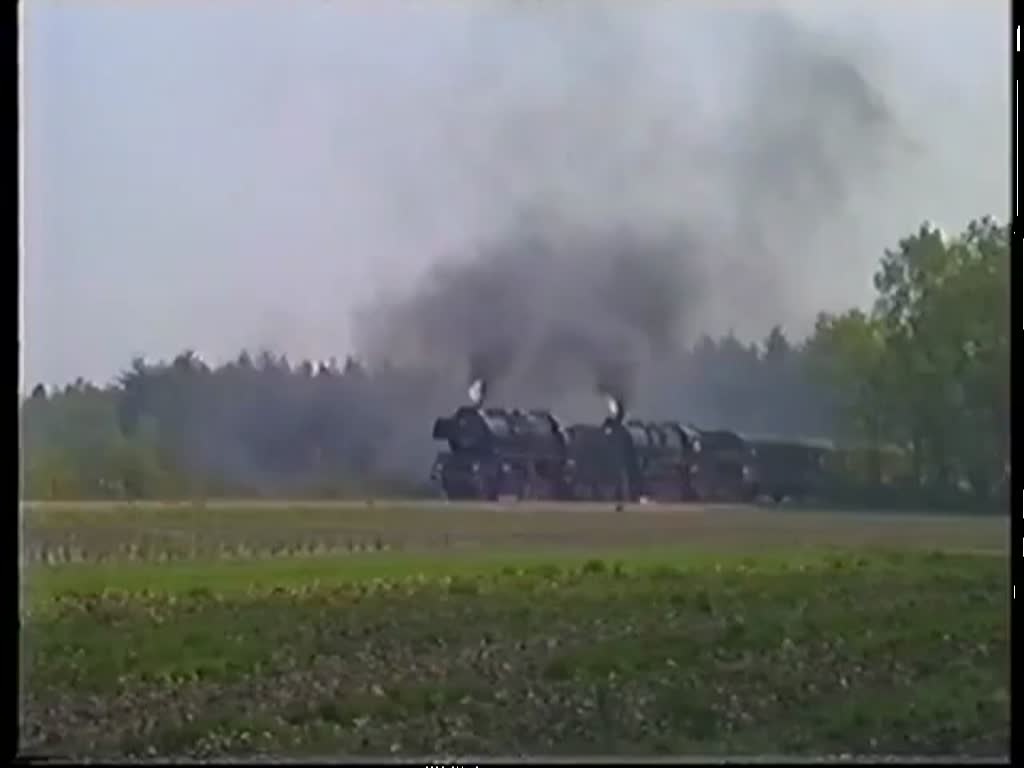 Am 1. Mai 1993 fhrten die 50 3654 und 52 8053 der Veluwsche Stoomtrein Maatschappij (VSM) auf der Strecke bei Beekbergen einen Gterzug in Doppeltraktion.