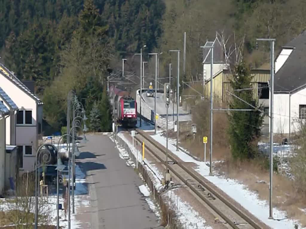 Am 10.02.2012 kommt Lok 4020 mit IR 3737 aus Troisvierges und durchfhrt die Ortschaft Michelau in Richtung Ettelbrck.