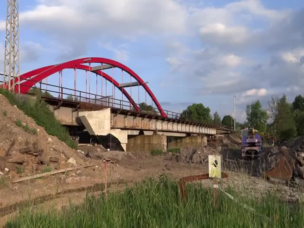 Am 10.06.16 wurden 242 211-1, 464 102, T211 0101 und T435 1045 nach Sokolov überführt. Da der Zug mit viel Verspätung kam, war die Brücke in Tršnice die einzige Möglichkeit.