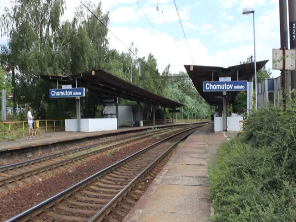 Am 10.08.18 fand der letzte planmäßige Einsatztag der Baureihe 451 im Stadtverkehr Prag statt.
Am 11.08.18 fuhr der 451 026/025 mit 451 045/046 als Sp 11932 Praha-Libeň - Chomutov.
Ich erwartete die Fuhre in Chomutov město.