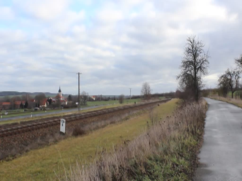 Am 11.01.20 fuhr die 231 012 und 155 159 (der WFL) einen Holzzug von Triptis nach Saalfeld. Ab Saalfeld übernimmt 155 159 den Zug bis Kaufering.
Hier ist der Zug bei Dreitzsch zu sehen.