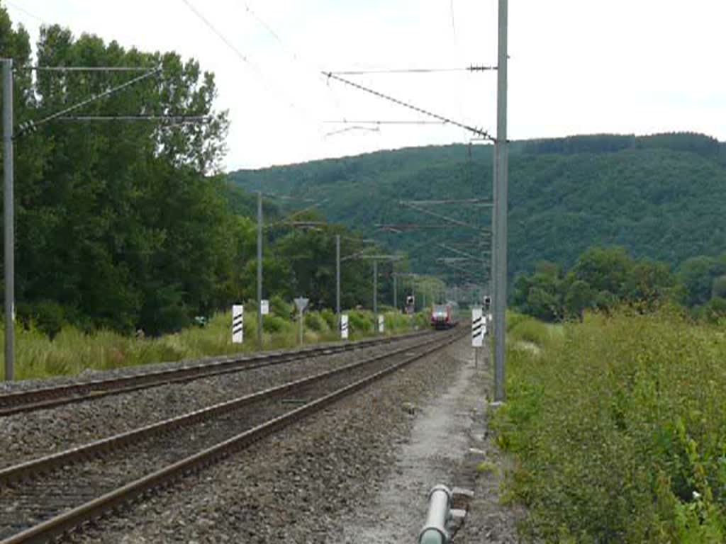 Am 11.07.09 fhrt Lok 4014 mit neuer Werbung und ihrem Zug in Richtung Luxemburg, in der nhe von Erpeldange an mir vorbei.