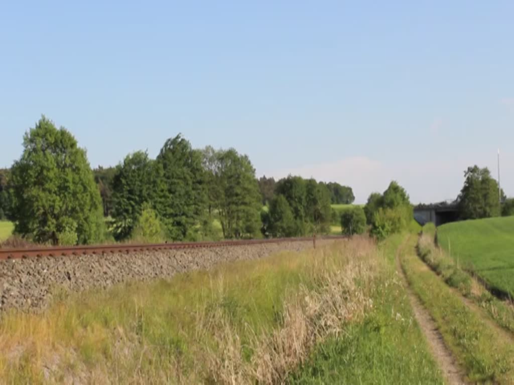 Am 13.05.18 überführte die 218 402-6 (Railsystems RP) in ihrer neuen Lackierung die 44 0093-3 und 118 005-8 (Fördervereins Bahnbetriebswerk Arnstadt / historisch e.V.) von den Schwarzenberger Eisenbahntagen zurück nach Arnstadt. Hier ist die Fuhre bei Hermsdorf zu sehen.
