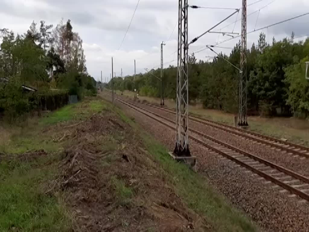 Am 13.10.2020 um 16:00 befuhr 152 019 die Strecke Roßlau-Kohlfurt in Richtung Kohlfurt. Hier am Kilometer 127,5 Nähe Elsterwerda-Biehla. Im Schlepp ein gemischter Güterzug.