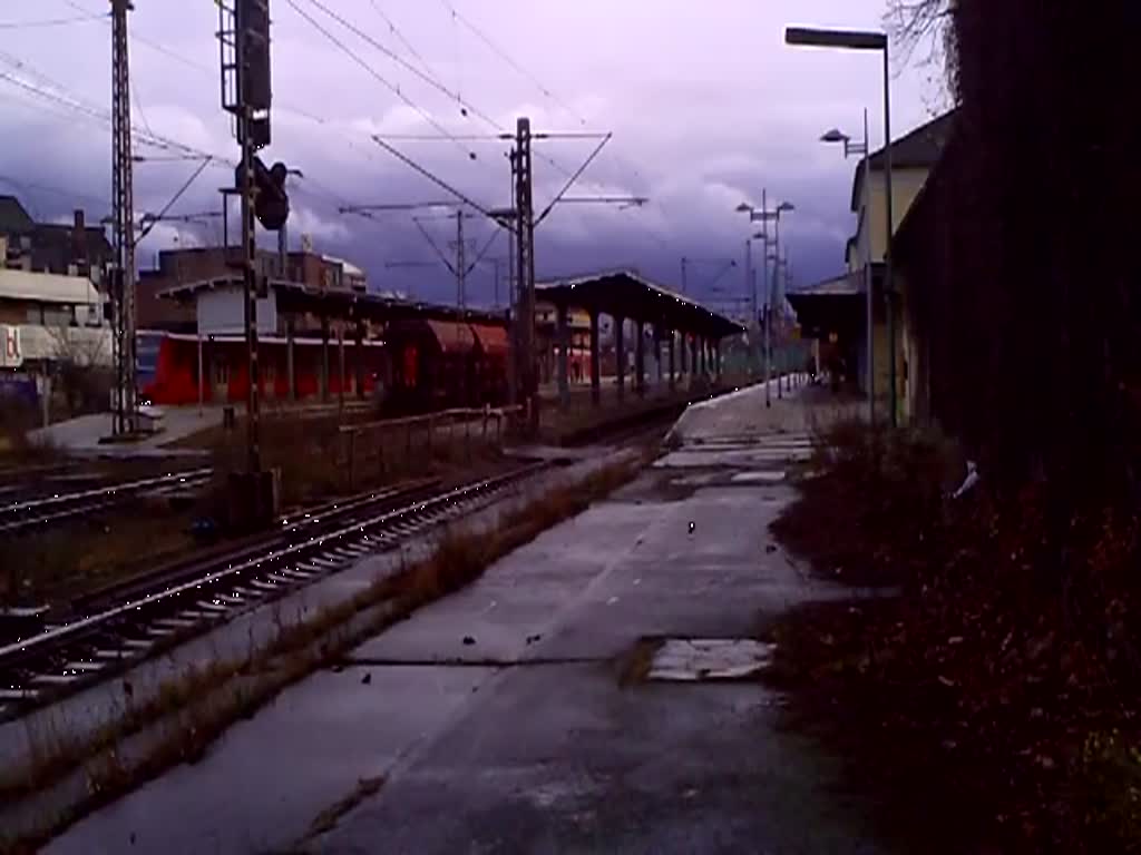 Am 14. Dezember 2011 fuhr dieser Bahndienstfahrzeug und 2 Schttguttwagen als Gterzug durch Lehrte.