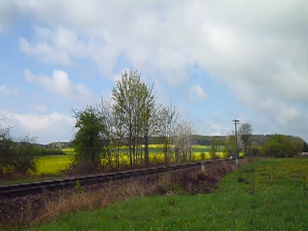 Am 14.04.14 holte die MEG 318 (232 690) wieder einen Lokzug von Saalfeld nach Chemnitz. Es waren dabei 232 694-0, 232 229-5 und 232 146-1 hier die Einfahrt in Weida.