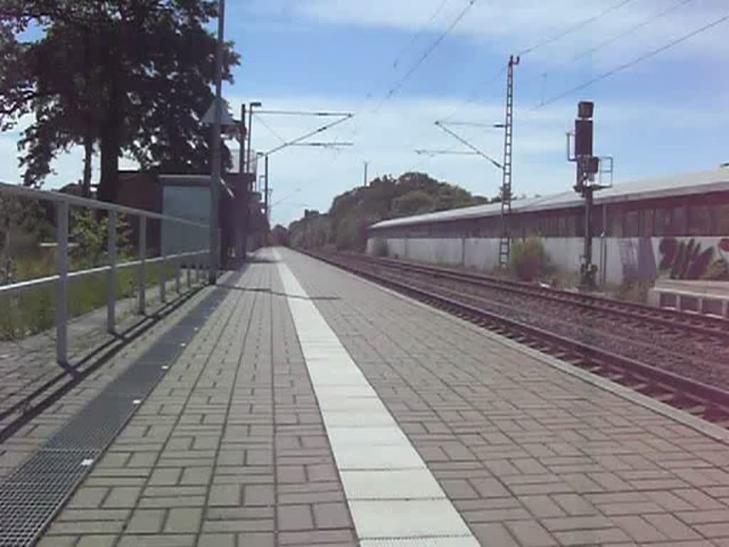 Am 14.06.09 begegnen sich in Burgkemnitz 143 069 der RBH und eine Doppeleinheit ICE-T der BR 411 in Richtung Leipzig.