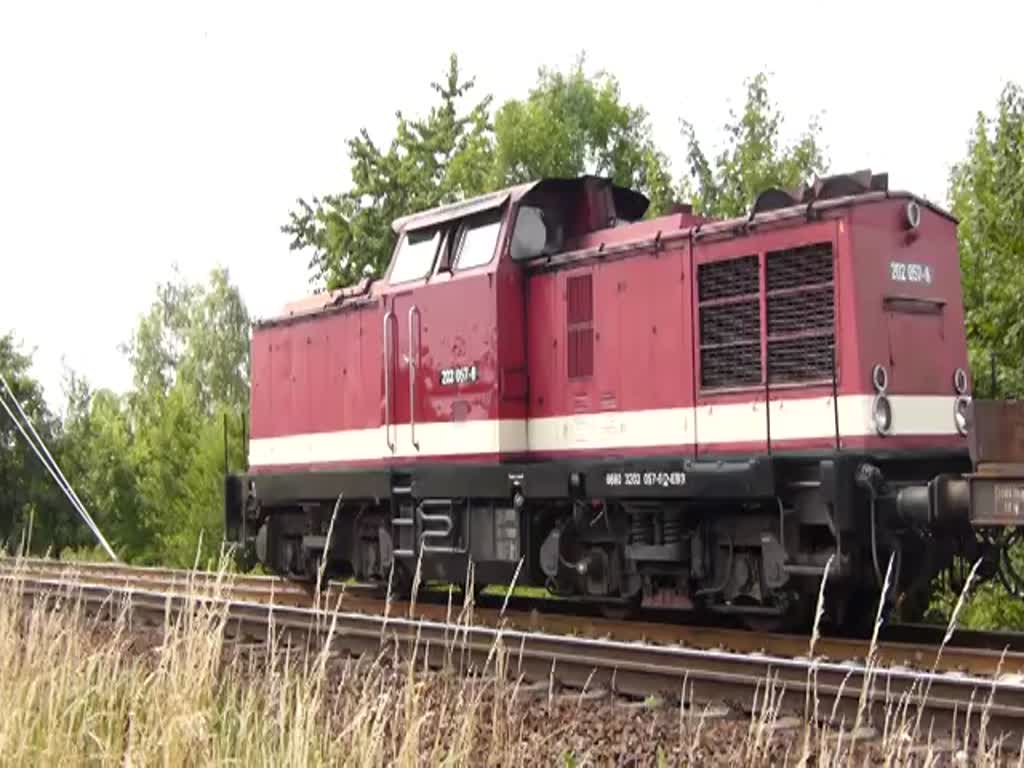 Am 15.07.2015 filmte ich 202 057 der EBS am westlichen Ortsrand von Nordhausen beim Rangieren beim Gleisbau, während auf dem Gegengleis eine Regionalbahn vorbeifuhr