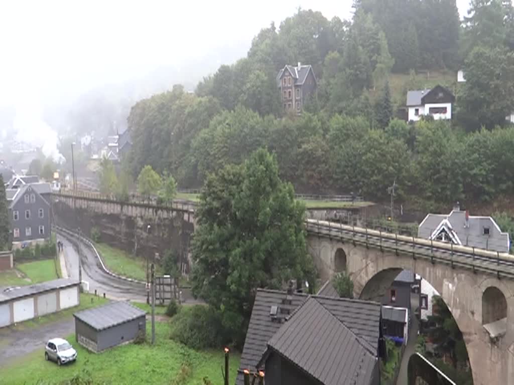 Am 15.09.13 war die 95 027 wieder in ihrer alten Heimat. Hier die Ausfahrt in Lauscha.  