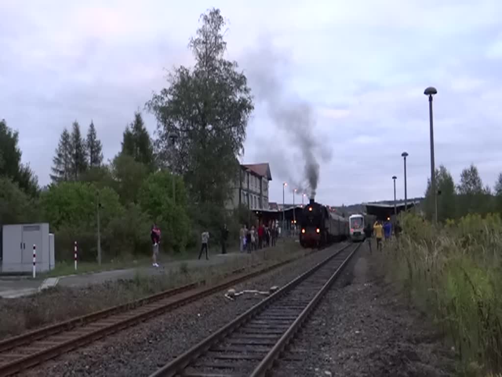 Am 15.09.13 war die 95 027 wieder in ihrer alten Heimat. Hier die zusehen die wunderschöne Ausfahrt am Abend in Eisfeld.  