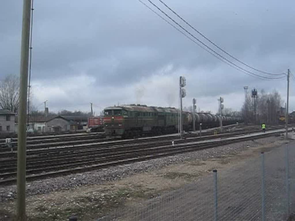 Am 15.3.2008 startet im Bahnhof von Tartu diese eindrucksvolle Doppeldiesellok mit einem Tankzug von 59 Wagen Richtung Osten. Leider war die Speicherkarte schnell voll, das Spektakel dauerte mehrere Minuten, bis der Zug in Fahrt war!
