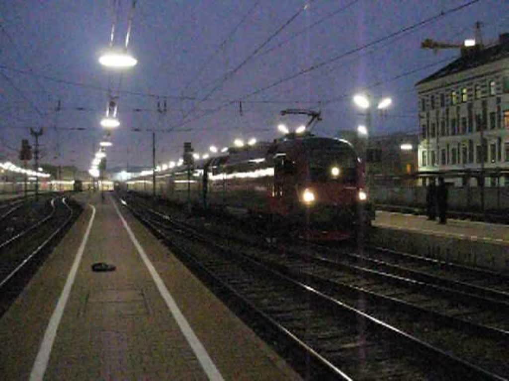 Am 16.12.2008 verlie eine Railjet-Doppelgarnitur den Wiener Westbahnhof Richtung Mnchen. Gezogen wurde sie vom  Spirit of Zurich  (1116 218-7), in der Mitte fuhr eine zweite Lok, nmlich der  Spirit of Europe  (1116 205-4).