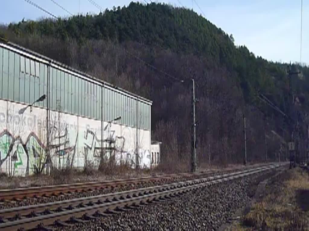 Am 17.02.14 brachte E94 192 die 142 130-4 und die 140 438-3 von Nördlingen nach Dessau. Hier die Einfahrt in Saalfeld/Saale. Gruß an den Tf! 