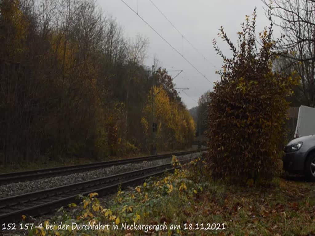 Am 18.11.2021 kam 152 157-4 mit einem Audizug durch Neckargerach in Richtung Heidelberg gefahren. Auf Grund der hohen Geschwindigkeit ist er kurz vor einer S-Bahn durchgewunken worden. 