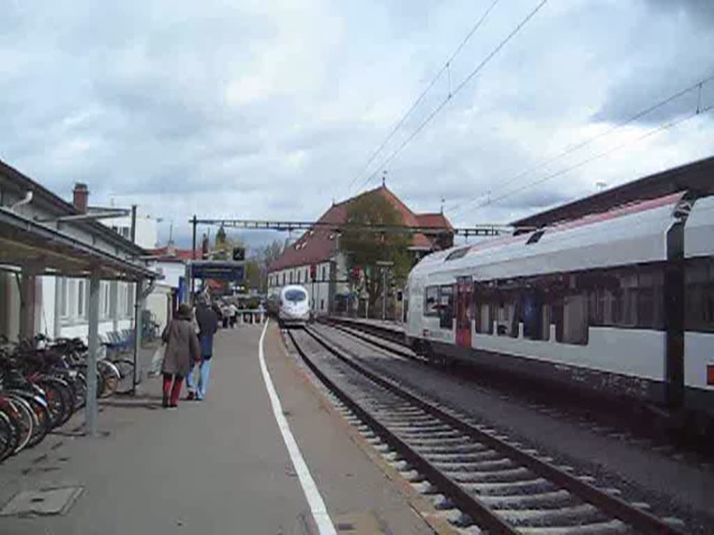 Am 19. April 2008 wurde ein ICE 3 (403 035) auf den Namen Konstanz getauft. Extra fr dieses Event wurde der Bahnhof auf Hochglanz geputzt, sogar das Gepckband, welches seit ca. 1 Jahr kaputt war, wurde repariert.
Hier sieht man den Zug, wie er gerade in den Bahnhof einfhrt.
