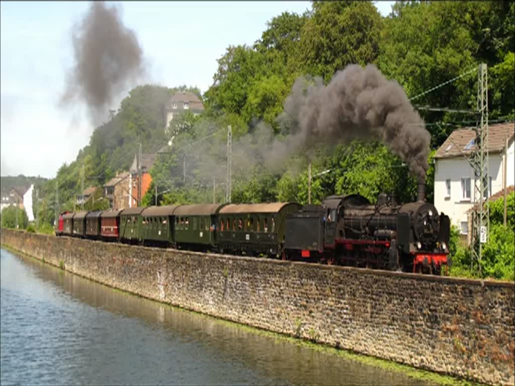 Am 2. Juni 2011 war der Museumszug des Eisenbahnmuseums Bochum-Dahlhausen wieder im Ruhrtal zwischen Bochum-Dahlhausen und Hagen mit 212 007 und 38 2267 unterwegs. Die zweite Lokomotive ist erforderlich, da die Fahrt den Umweg mit Richtungswechsel ber das Wittener Viadukt nehmen mu.

Das Titelbild zeigt den Zug wenige Sekunden, nachdem ein berhitzerelement den Geist aufgegeben hat.