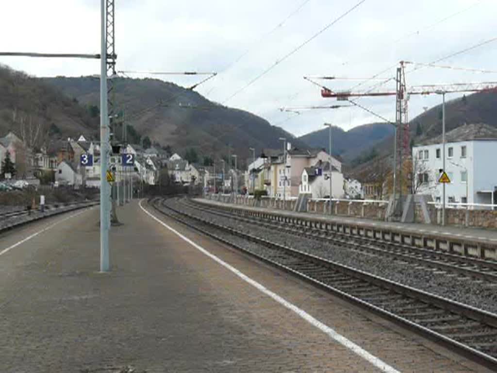 Am 20.03.2010 durchfährt die Lok152 068-3 mit einem Kesselzug den Bahnhof von Boppard.