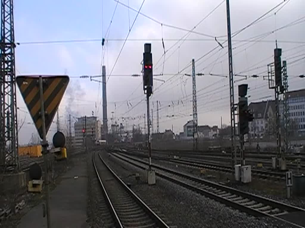 Am 23.03.2011 sollte die 110 169-0 der Systemtechnik Minden zu Testfahrten nach Hamm fahren. Klar, dass man diese schne Lok unbedingt filmen muss ;)
Pnktlich kam sie dann mit der Zugnummer 93701 durch Bielefeld; leider auf Gleis 4 und nicht auf der Gterbahn...