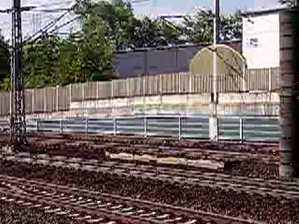 Am 23.05.2009 musste die 145-CL 003 mit einem Sonderzug voller HSV Fans einen kurzen Stop,im Bahnhof Hannover Messe ein.