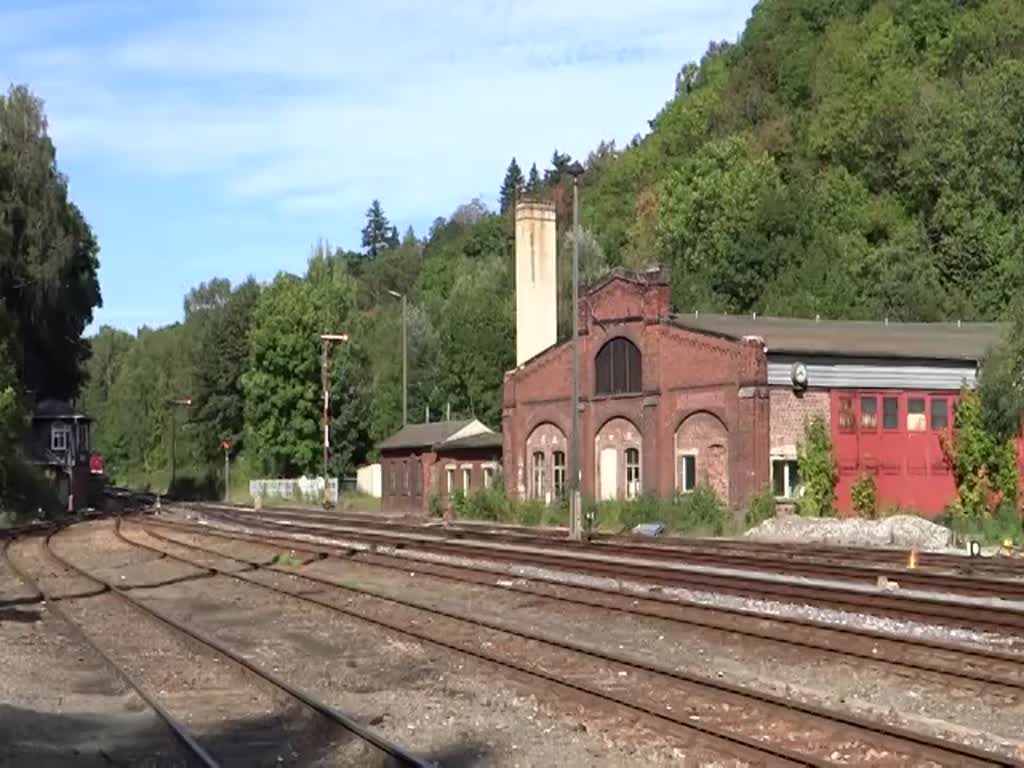 Am 25.09.16 fuhr wieder der Sormitztal-Express. Da die 41 1144 noch in Meiningen ist und die für die Fahrt vorgesehene 50er wohl auch defekt war, kam die 110 108-8 der Hörseltalbahn GmbH zum Einsatz. Wie ich fand war es eine sehr gute Entscheidung. Hier die Einfahrt in Bad Lobenstein.