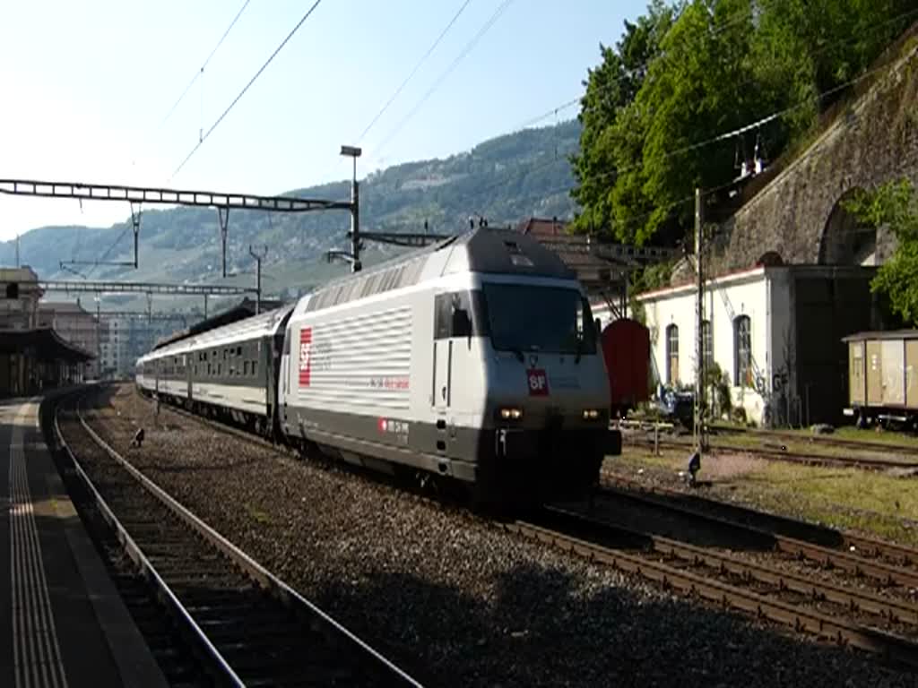 Am 26.05.2012 verlsst die Lok 460 107-6 mit ihrem Zug den Bahnhof von Vevey in Richtung Brig, nchster Halt ist Montreux.