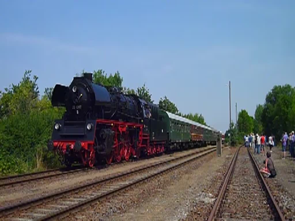 Am 26.07.14 ging es mit Volldampf ins Ronneburger Revier zur ehem. Wismutwerk Bahn. Mit der 118 770 und 23 1097! Hier in Großenstein kam ein Fotozug mit V 300 004. Die Fotostandpunkte sind so genehmigt gewesen. 