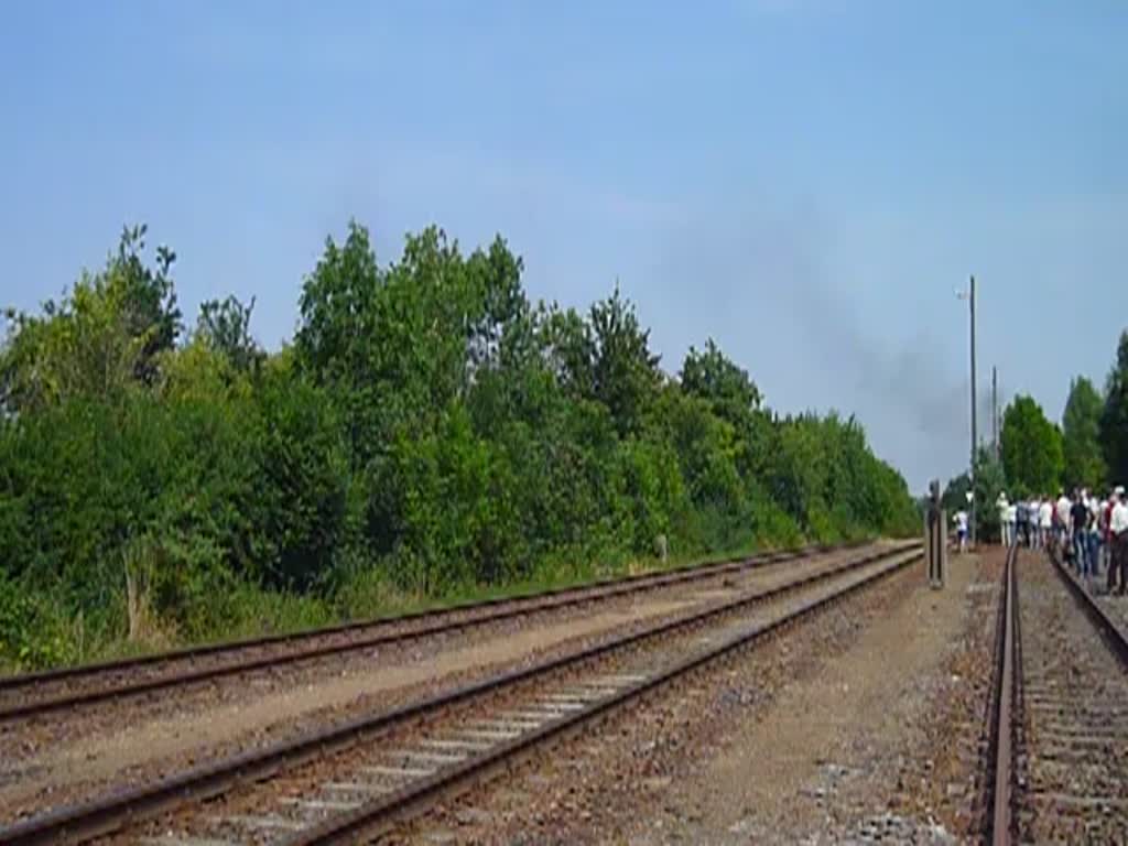 Am 26.07.14 ging es mit Volldampf ins Ronneburger Revier zur ehem. Wismutwerk Bahn. Mit der 118 770 und 23 1097! Hier in Großenstein bei einer Scheinanfahrt. Die Fotostandpunkte sind so genehmigt gewesen. 