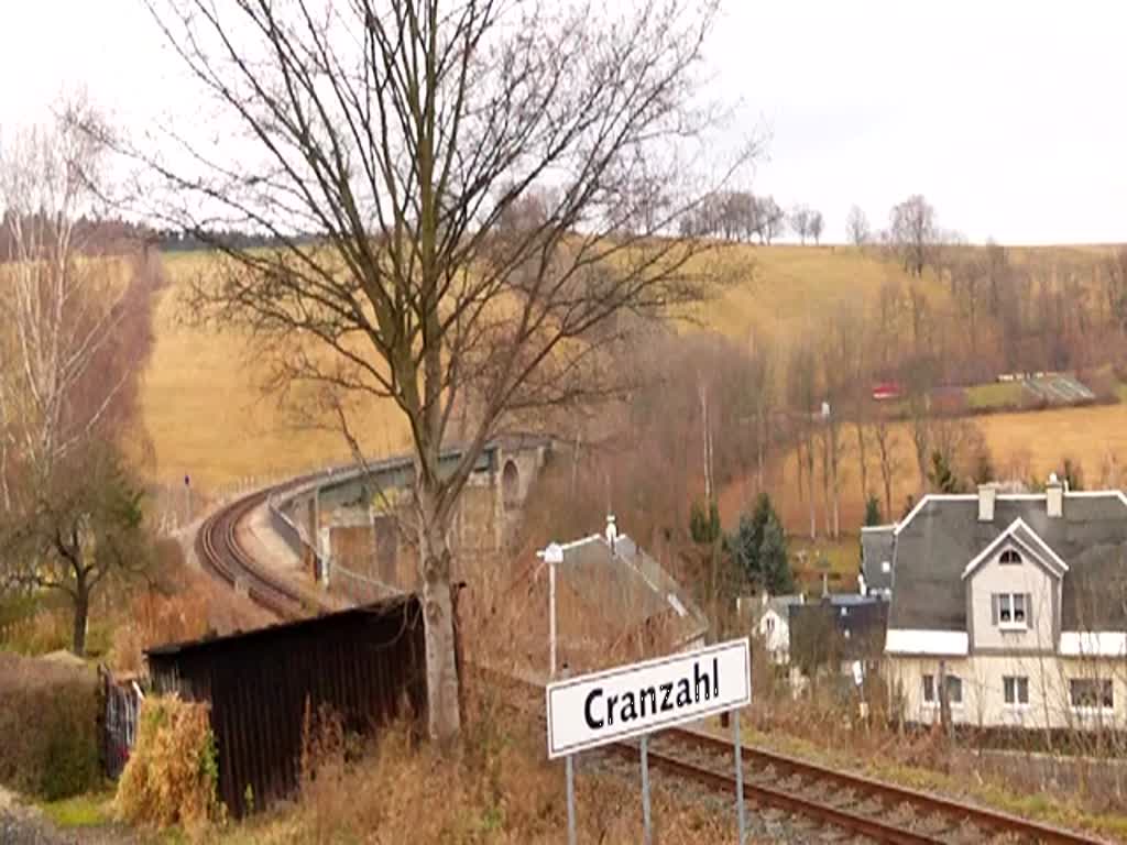 Am 26.11.2011 fuhren die Lbauer Eisenbahnfreunde eine Sonderfahrt von Lbau ber Niederwiesa bis nach Cranzahl und dan weiter mit der Fichtelbergbahn nach Oberwiesanthal. Zum Einsatz kamen die 52 8080(bis Niederwiesa), 112 331 und 112 565(ab Niederwiesa). Hier bei der Einfahrt in Cranzahl.