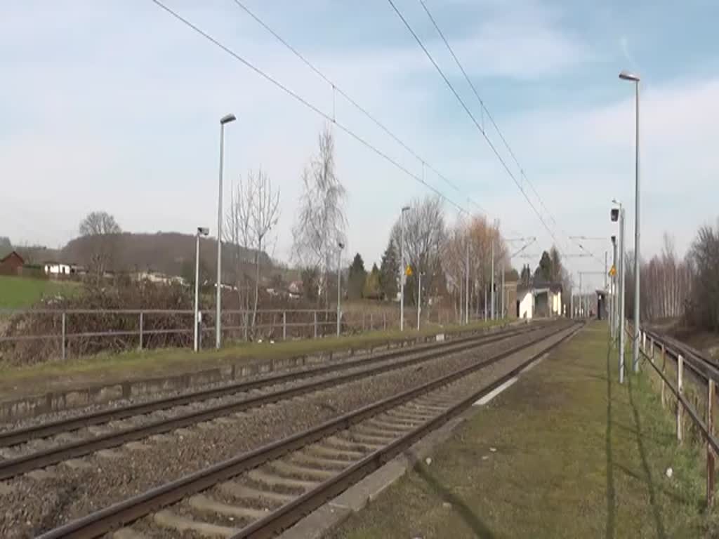 Am 27.02.2016 durchfährt der RE 4766 (Dresden Hbf - Hof Hbf) durch den Haltepunkt Oberrothenbach seinen nächsten Halt in Zwickau (Sachs) Hbf entgegen. Schublok war die 143 116-2.