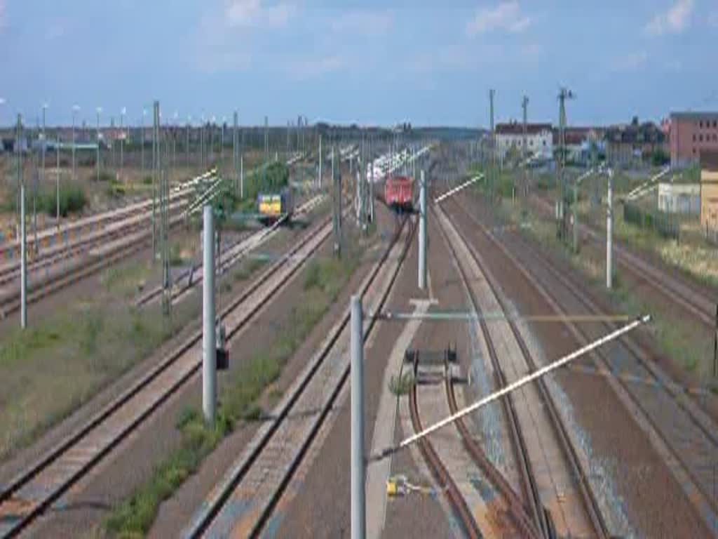 Am 27.06.08 durchfhrt eine Lok der BR 155 Bitterfeld in Richtung Halle/Saale. Da sie sich hinter den Bahnsteigen  anschlich , habe ich sie erst gesehen als sie die Weiche passierte.