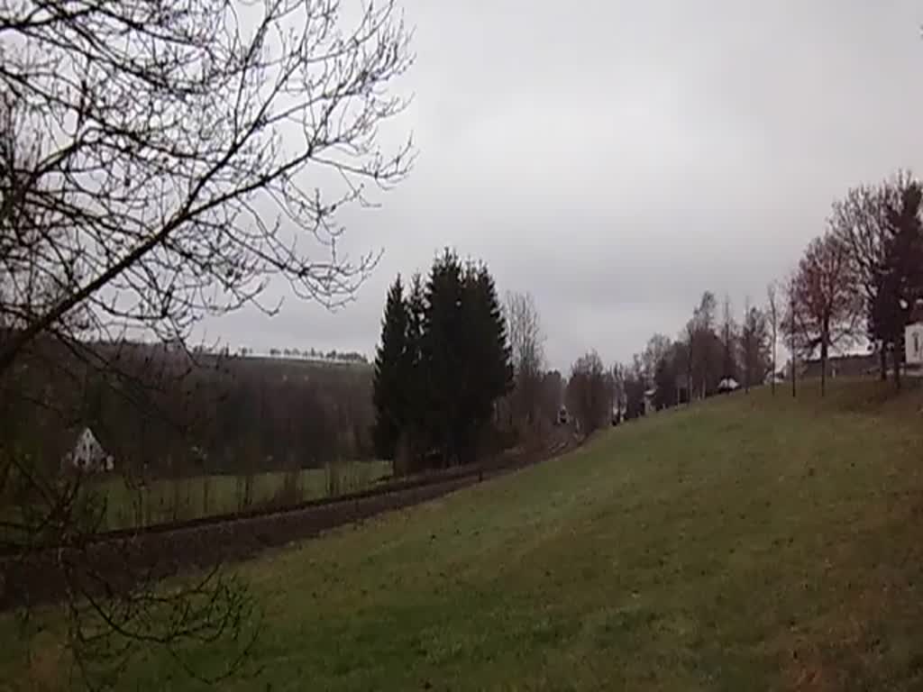 Am 28.04.13 fuhr die 112 565 der PRESS auf der Erzgebirgischen Aussichtsbahn. Hier zusehen in Walthersdorf.