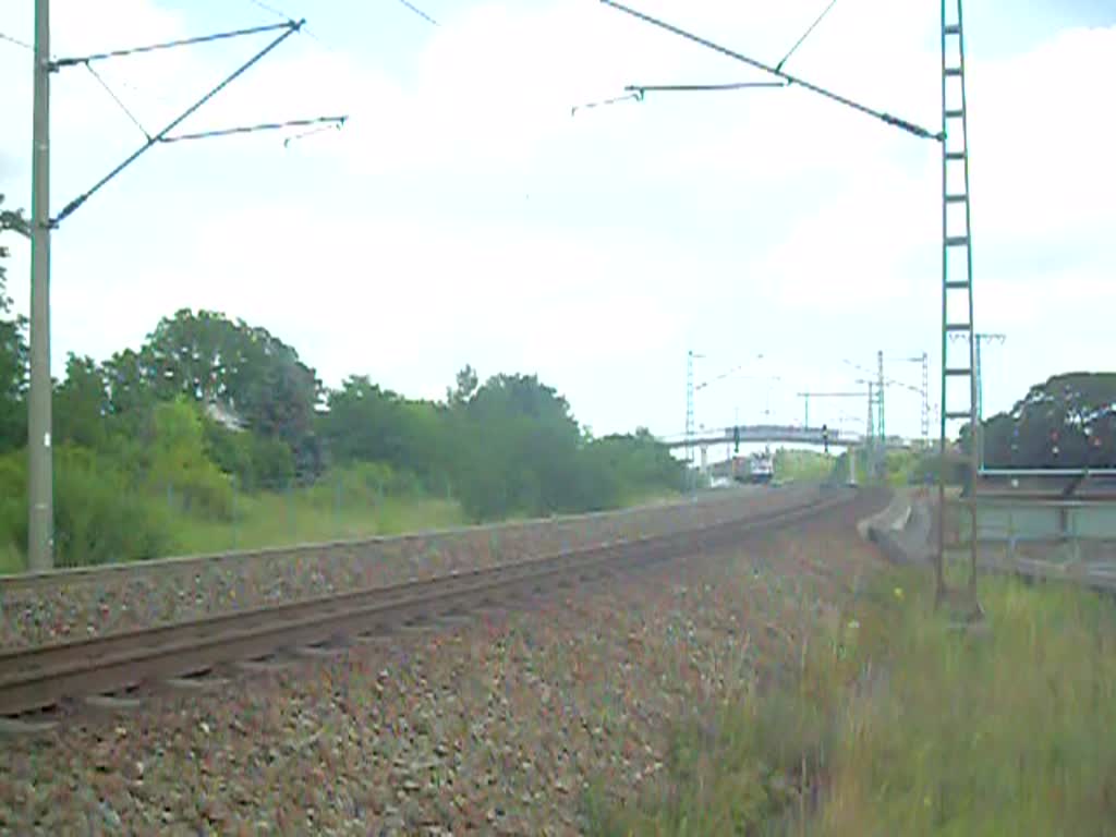 Am 28.06.2012 kam die OHE 330094 mit einem Hackschnitzelzug aus dem Stendaler Gterbahnhof in Richtung Niedergrne.