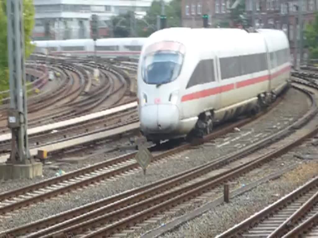 Am 28.09.2014 fährt ein ICE in Richtung Hauptbahnhof, eine S-Bahn und ein RE in Richtung Kiel.
Aufgenommen kurz vor dem Hamburger Hbf.